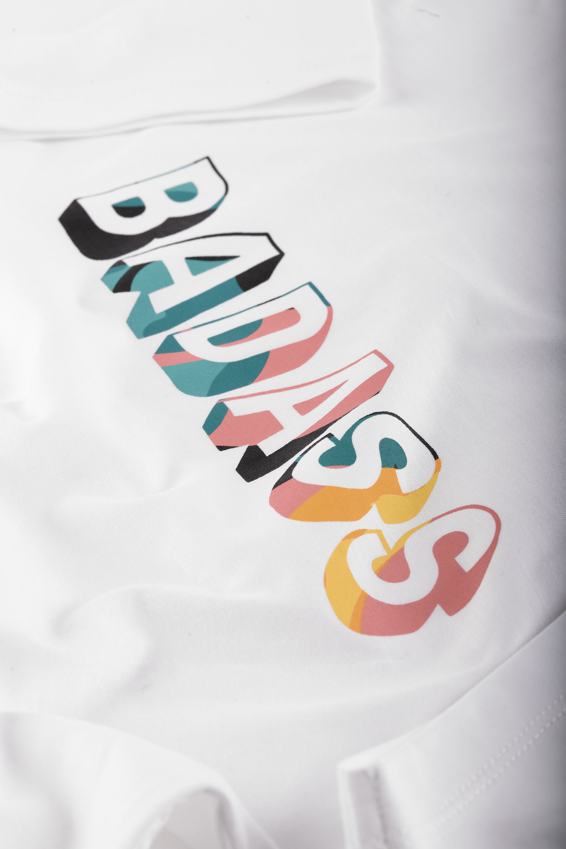 t-shirt blanc streetwear pour enfant, en coton bio, coupe oversize unisexe, motif cool imprimé Badass coloré, tissu doux