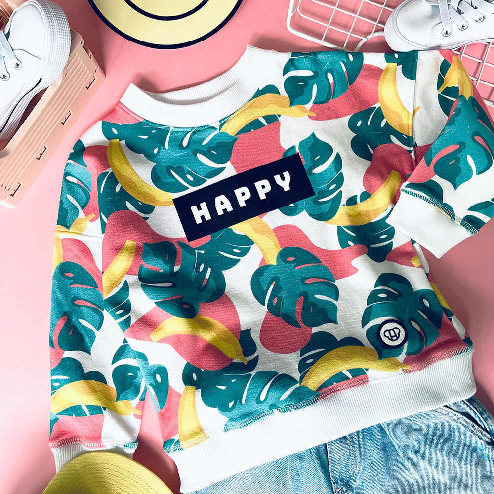 look streetwear cool et coloré pour enfant sweat unisexe oversize en coton bio motif tropical Happy, casquette snapback grise et jaune visière plate pour enfants, short en jean baskets blanches